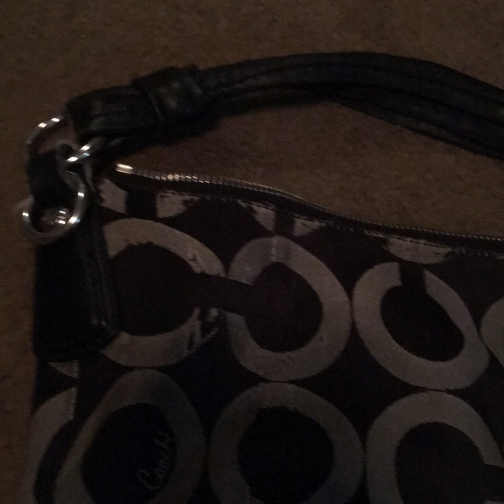 Coach shoulder bag no long strap. - Picture 2 of 4